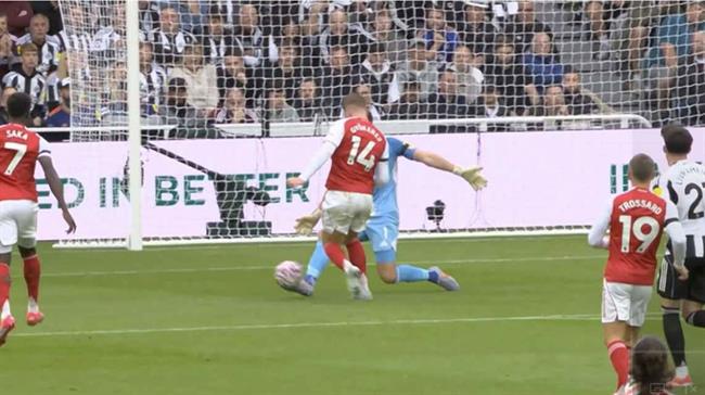 Jarred Gillett khong biet rang Nick Pope da cham duoc vao bong